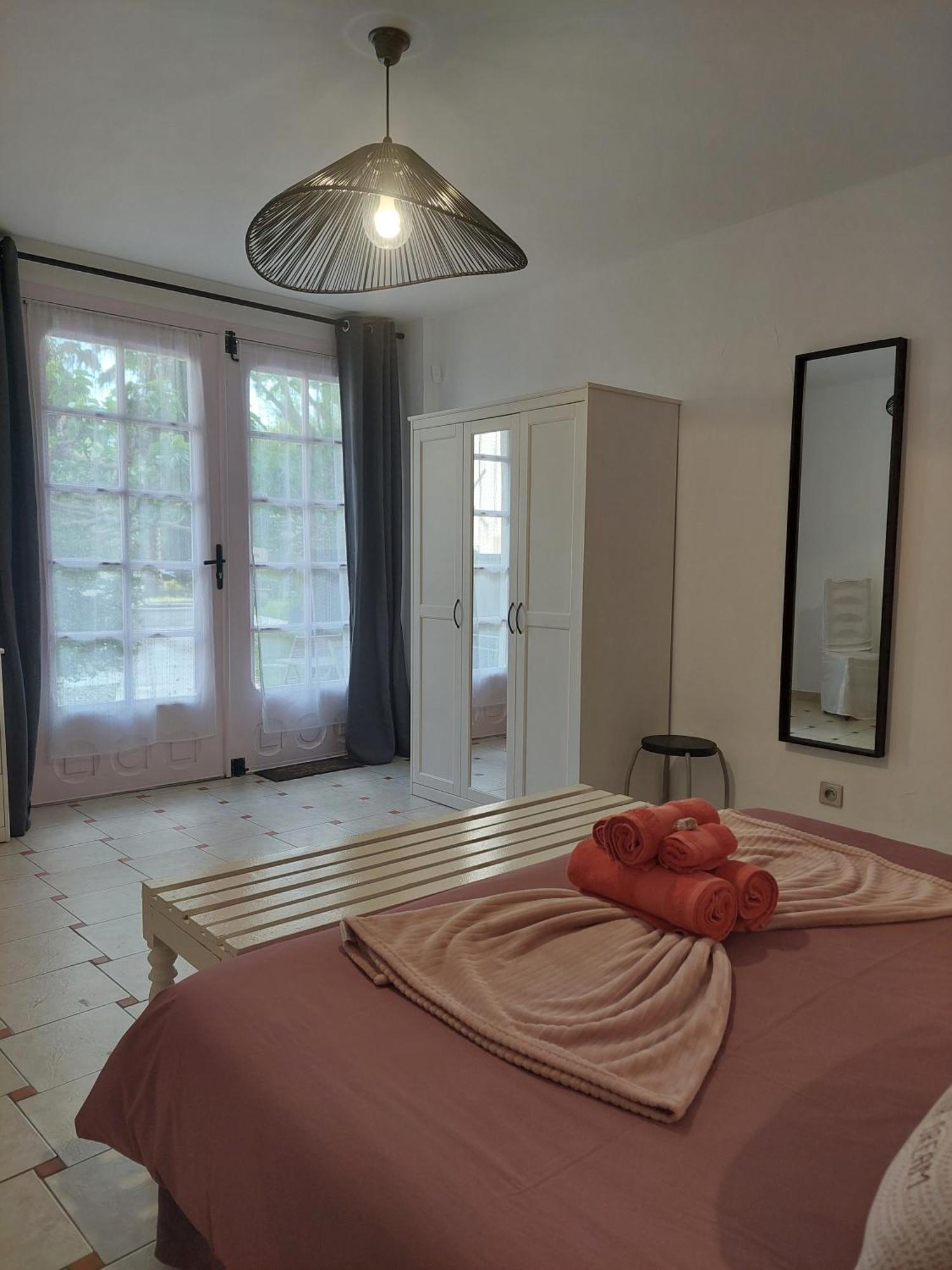 Mas Des Cigognes Bed & Breakfast Le Thor Exterior photo
